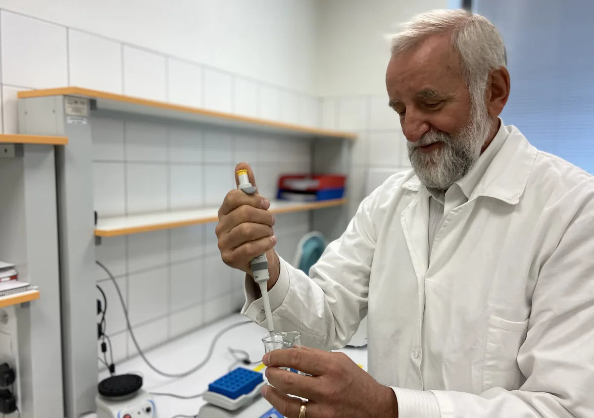 MVDr. Alojz Bomba, DrSc. pri práci v laboratóriu